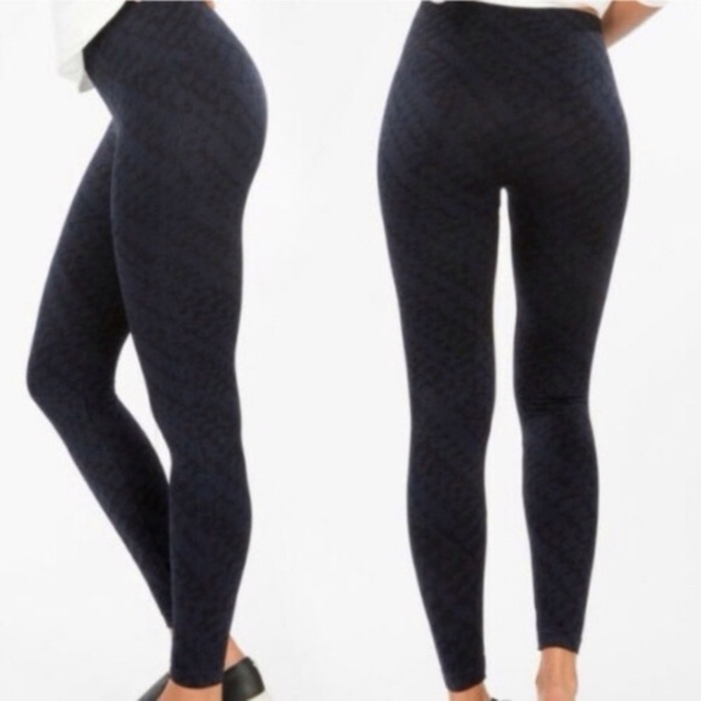 Black and navy Spanx houndstooth, a size large leggings